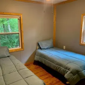 Secluded 2 bedroom cabin near Lake Jackson. - Image 5
