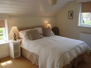 Stunning 3 bedroom 3 bath self catering cottage nr Stonehenge, Salisbury, Longleat, Avebury and Bath, Short walk to lovely village pub - Image 3
