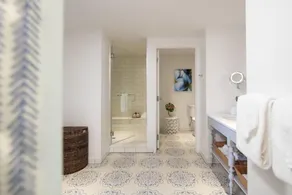2-Bedroom Suite at a 4⭐️ Hotel - Image 5