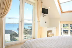 Luxurious Seafront Cottage - Image 4