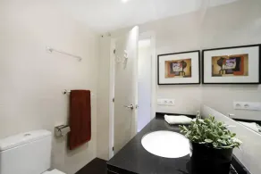 Property with parking, Ac,wifi, metro & at only 8 min.from city centre by metro. - Image 4