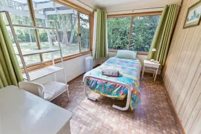 Quaint 3 bedroom holiday accommodation close to the water - Image 4