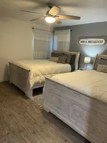 Minutes from the water Sweet Vacation Home Sleeps 6 close to Shops & Restaurants - Image 5