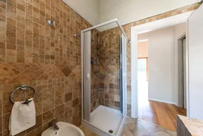 Villa avec grand jardin et piscine - Image 3