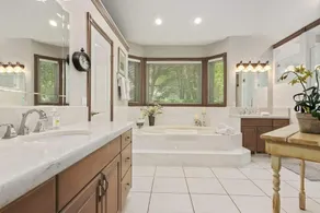 Chateau Woodlands in Salt Lake with Guesthouse and Hot Tub - Image 3