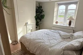 Cotswolds Castle Sleeps 8 with Enclosed Garden - Image 5