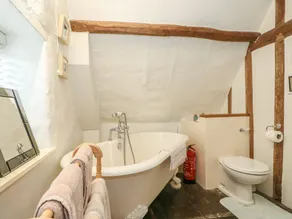 BUMBLE BEE, pet friendly, character holiday cottage in Barrowden - Image 4