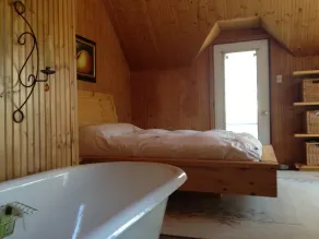 Une Chaleureuse Maison Dans un Jardin sur les Rives D'une Rivière - Image 5