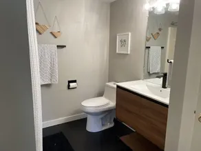 Rummelig moderne sø hjem skridt fra vandet i en stille bugt - Image 4