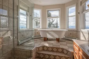Large 5 bedroom, standalone home with private hot tub, BBQ and pet friendly too! - Image 4