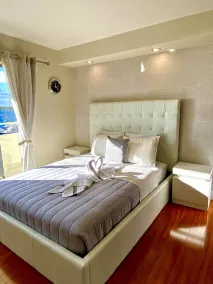 Beautiful modern Waterfront apartment with pool and free parking 5min from beach - Image 4
