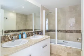 Ferienwohnung \"Astonishing view modern apartment\" mit Gemeinschaftspool und WLAN - Image 3