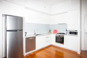Modern One Bedroom on Top Floor, Parking and Wifi-Walk to Ferry, Shops and Cafes - Image 5