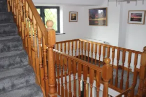 Spacious 6 bedroom home with outdoor dining area - Image 2
