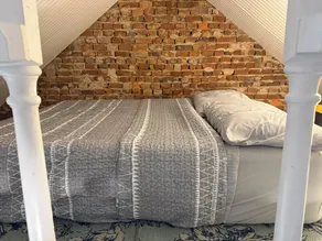 Cozy efficiency ONE large room ONE QUEEN bed apartment with kitchenette no oven. - Image 5