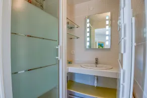 Villa Avec Terrain de Tennis Privé et Piscine - Image 5