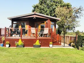 Riverside Wooden Lodge, Stratford-upon-Avon - Image 4