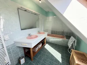 Spacious, quiet villa with swimming pool and large enclosed garden - Image 4