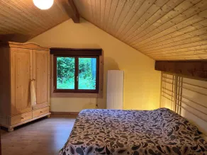 Quiet, south-facing chalet with mountain views - Image 4