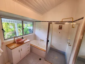 Classic Brisbane Queenslander with Pool and yard - Image 5