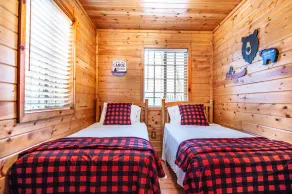 Cozy Clean Waterfront Cabin on Sugar Lake - Ice Fishing, Ski/Snowboard Nearby - Image 5
