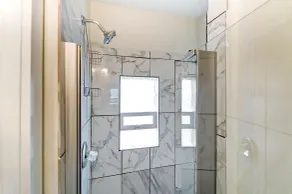 Charming 3 bdr! City location! Great parking! - Image 4