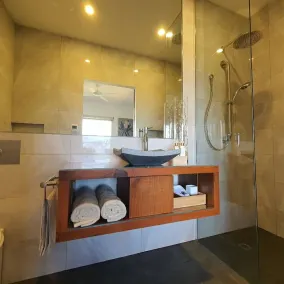 Stonehaven Views Spectacular Luxury Suite - Image 2