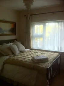 Charming & Spacious 3 bedroom Town House. Large garden. Private parking. - Image 4