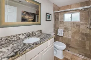 3BR | 2 salles de bain | Cuisine extérieure et bain à remous | 2 pâtés de maisons de la plage - Image 2