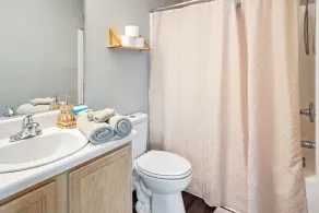 3-5 Mins from Downtown Cozy Clean & Newly Renovated 2 level Home - Image 5