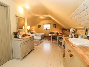 THE LOFT ROOM, romantic, character holiday cottage in Newent - Image 5