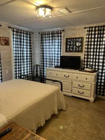 Cozy 1930's cottage WALKING distance to Old Town Tomball - Image 5