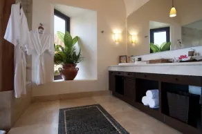 Domaine de luxe de trois acres sur une plage privée avec des jardins luxuriants et un personnel de cinq personnes - Image 3