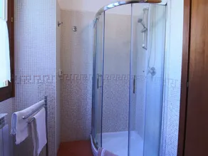 Stunning Farmhouse with Swimming Pool & Hot Tub in Umbria - Image 2