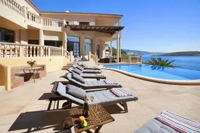Unique Sea Front, Beach 5 mins walk, Large Heated Jacuzzi - Image 5