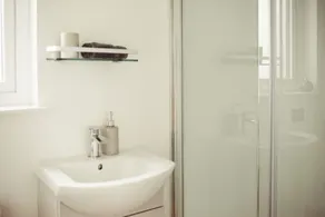 Luxury self-catering cabin - panoramic mountain views, short walk from the beach - Image 4