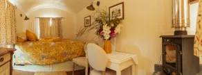 Glamping in Wiltshire in our luxury Shepherds Hut - Image 5
