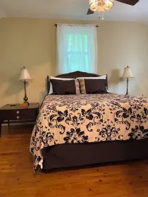 Quaint country house nestled in the woods - Image 5