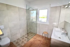Sea view holiday home with garden and private pool on the sandy beach in Roche - Image 4