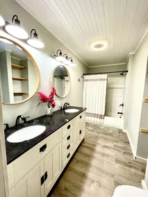 Cozy retreat located minutes from beaches, shops and SpaceX. - Image 3