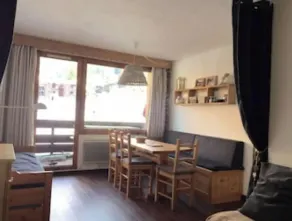 Charming ski-in/ski-out chalet apartment 50m from slopes and shops - Image 4