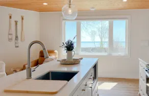 Cozy Lake Front ‘Tiki’ Cottage - Image 5