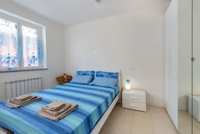 Bright and comfortable apartment, able to accommodate up to 4 people, with a large double bedroom and bedroom with a bunk bed, equipped terrace, living room and kitchenette. Ideal for a relaxing beach holiday, a few meters from the Blue Beach and in a co - Image 4