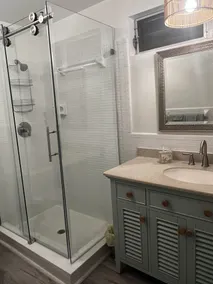 Newly renovated spacious 4BR home with pool & game room, 800m from the Beach - Image 4