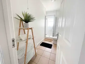 2BR Brighton City Escape | Sleeps 6 + FREE Parking - Image 3
