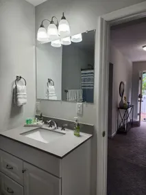 Quiet spacious 1BR Centrally Located w Parking/Washer/Dryer onsite. Hi Sp Wifi! - Image 3