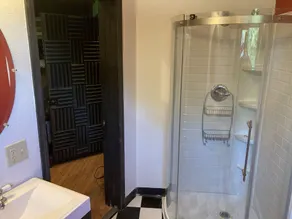 Quiet, private, 1 bedroom, studio in great part of town. Old recording studio! - Image 2