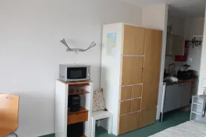 This 30 m&sup2; vacation apartment (west-facing) is located on the 6th floor of the Kiel building. A double bed and two sleeper chairs can accommodate up to 4 people. . <br><br>The built-in kitchen is fully equipped for self-catering. The cozy one. - Image 4