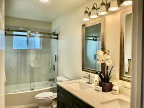 Modern Stylish Unit w/ Parking Perfect for Group - Image 2