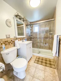 \"SEASHELL\" 4 Bedroom Home  Steps from Lake Erie Sleeps 13 - Image 4